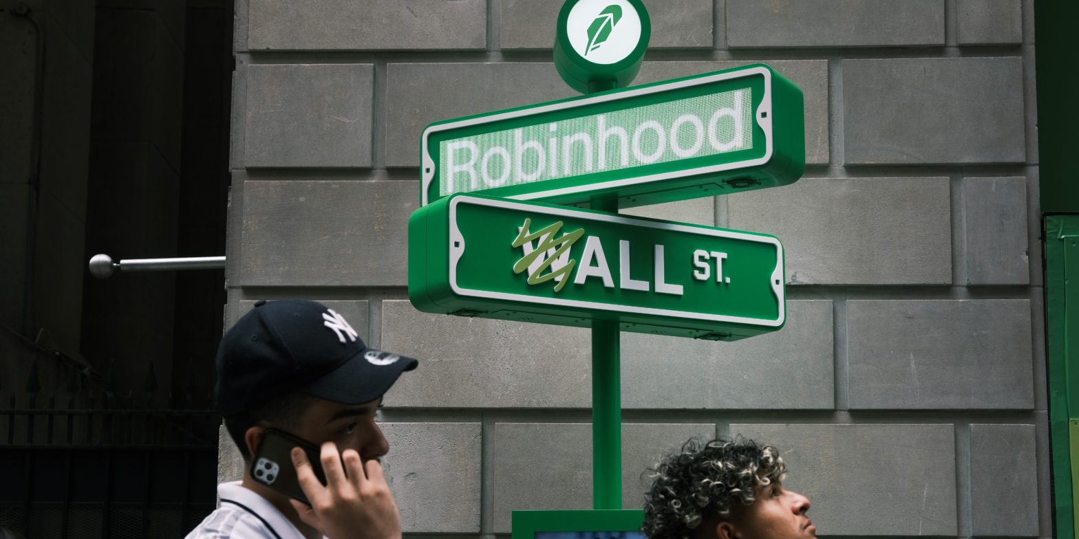 robinhood-pops-11%-as-cathie-wood’s-ark-invest-piles-in-following-4th-quarter-earnings-rout