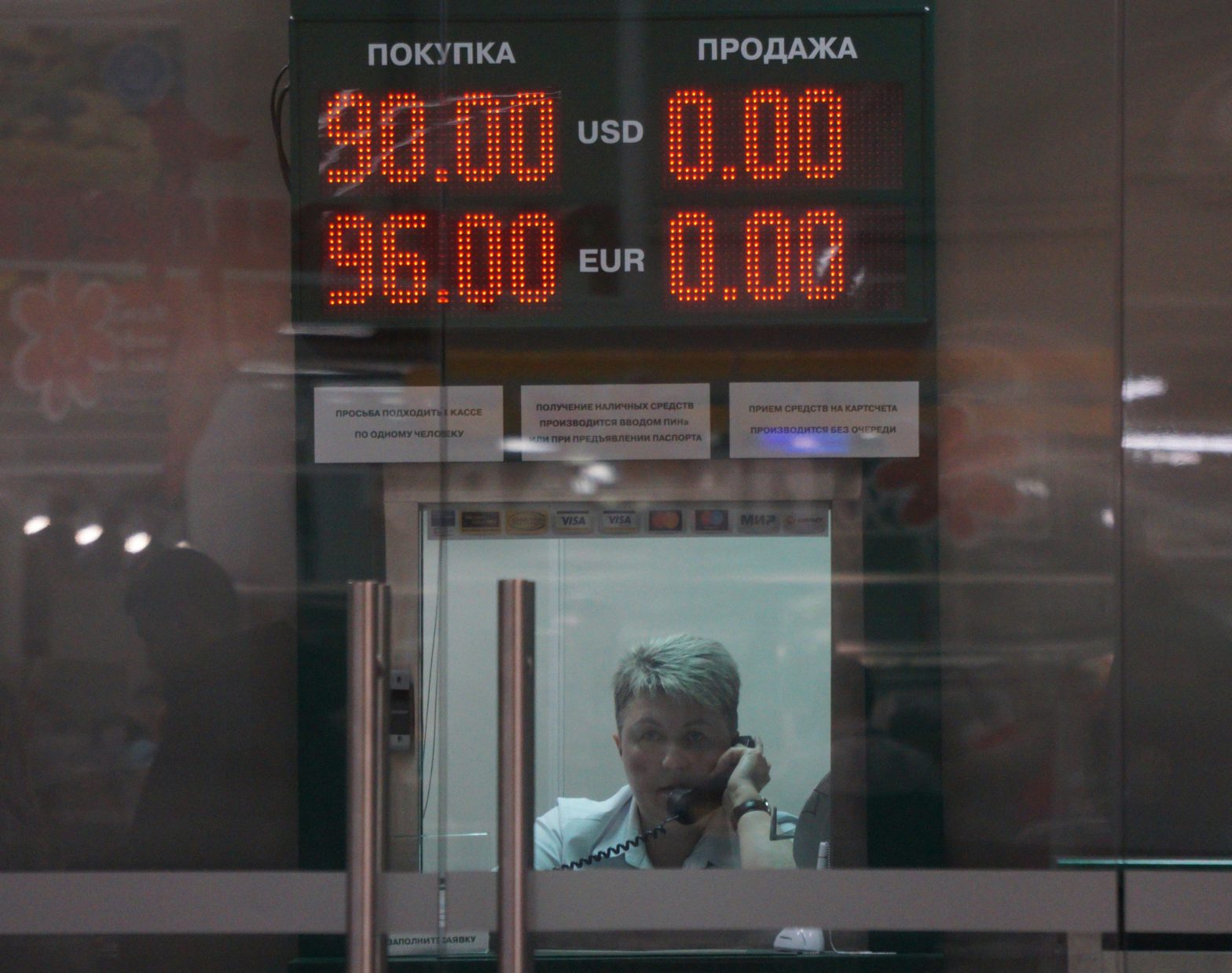 there’s-a-black-market-in-russia-for-dollars-and-euros-with-deals-organized-on-telegram-and-money-changing-hands-at-train-stations