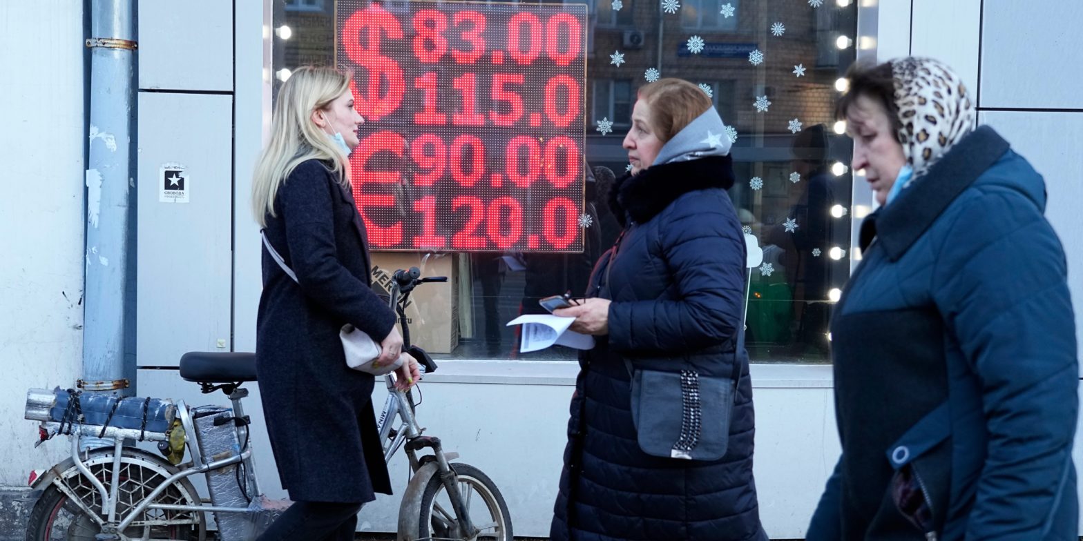 russia-plans-to-sue-to-regain-access-to-$300-billion-in-frozen-foreign-currency-reserves