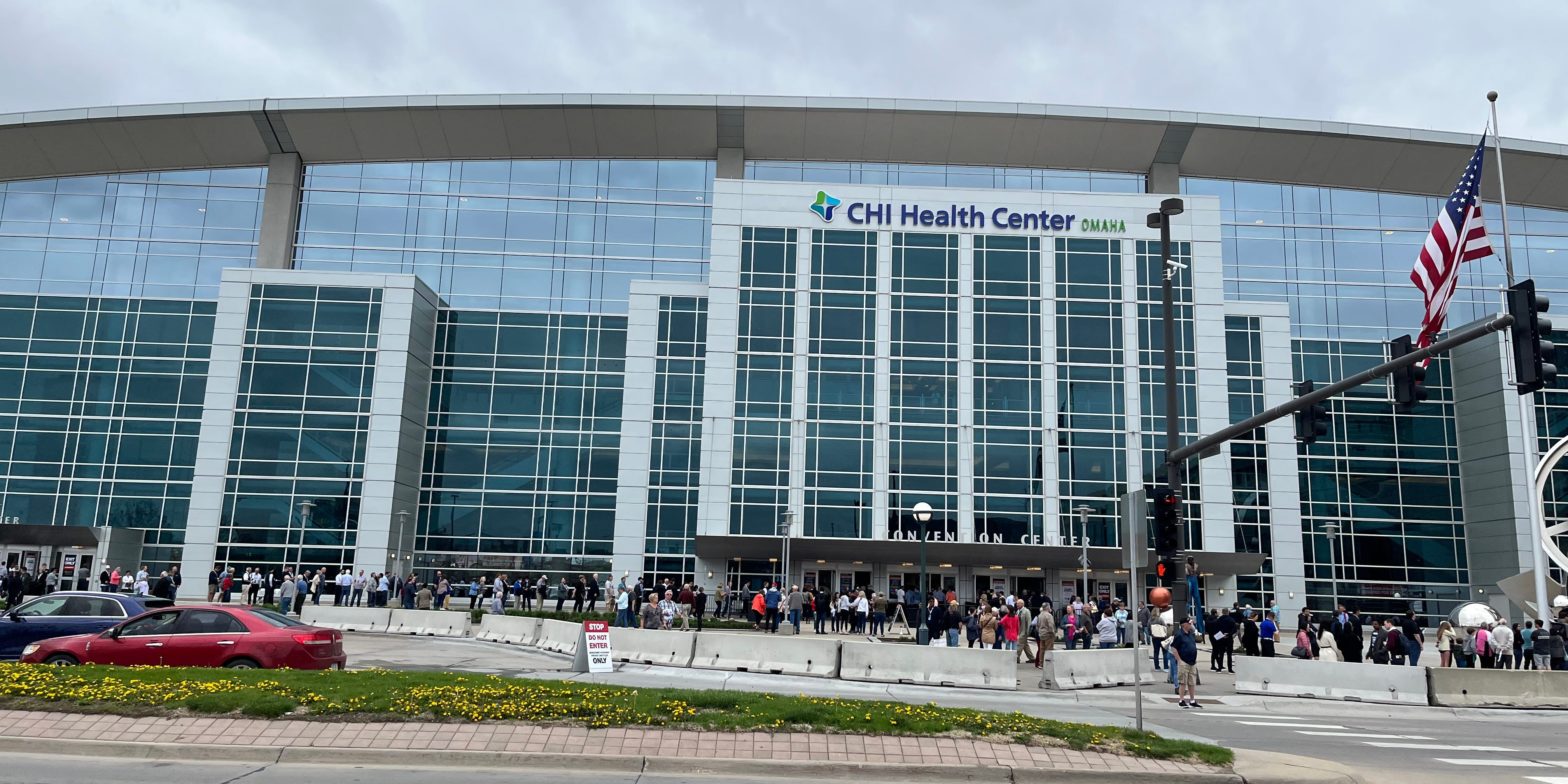 giant-geckos,-long-lines,-and-cardboard-cut-outs-of-warren-buffett:-take-a-look-inside-the-exhibit-hall-of-berkshire-hathaway’s-annual-shareholder-meeting