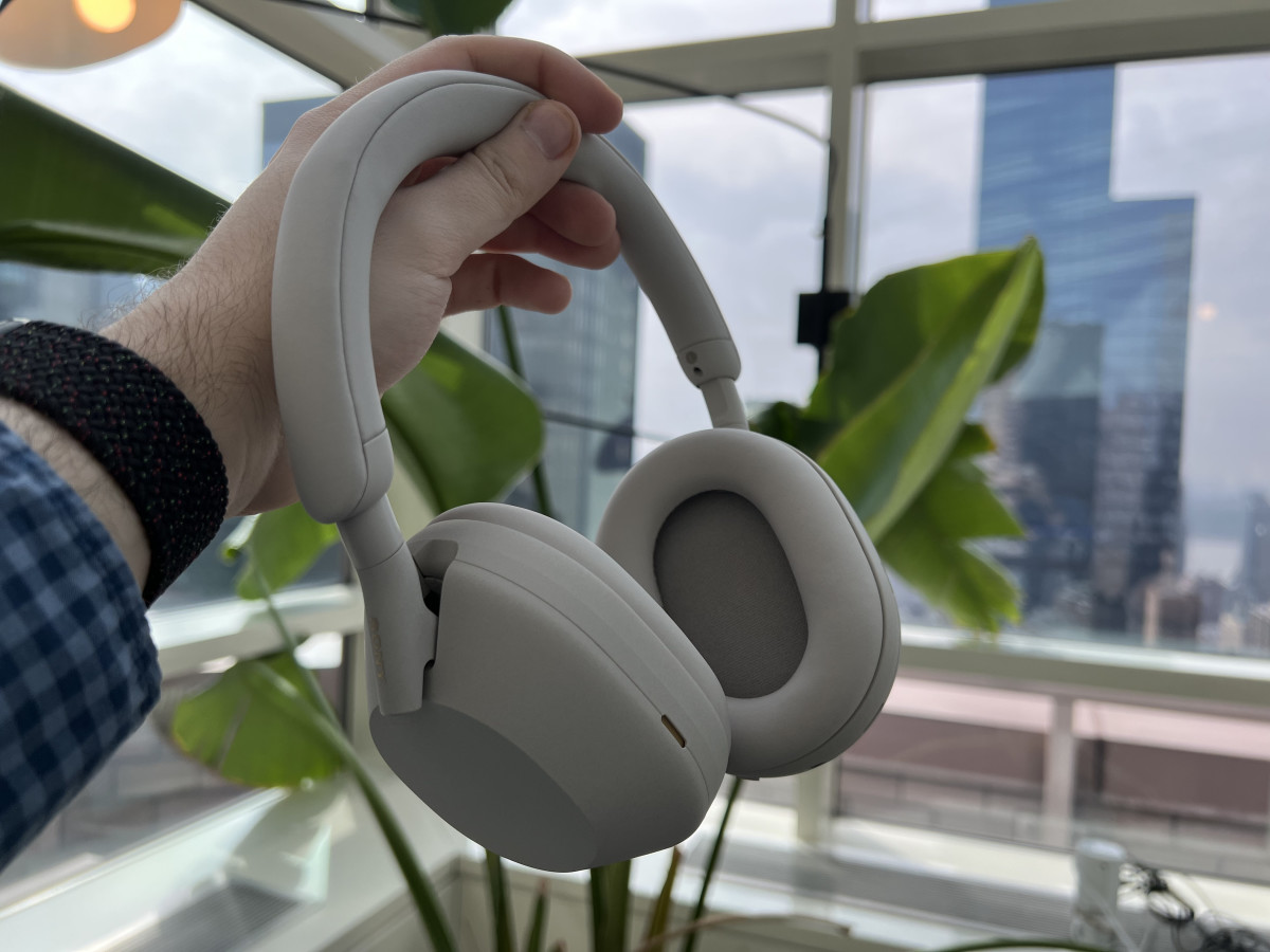 sony’s-wh-1000xm5-review:-epic-noise-cancellation,-rich-sound-and-a-sleeker-design