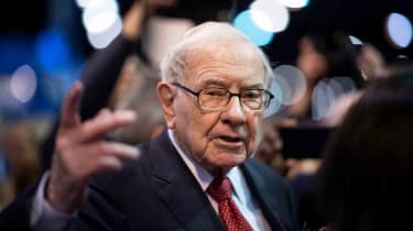 15-stocks-warren-buffett-is-buying-(and-7-he’s-selling)-|-kiplinger