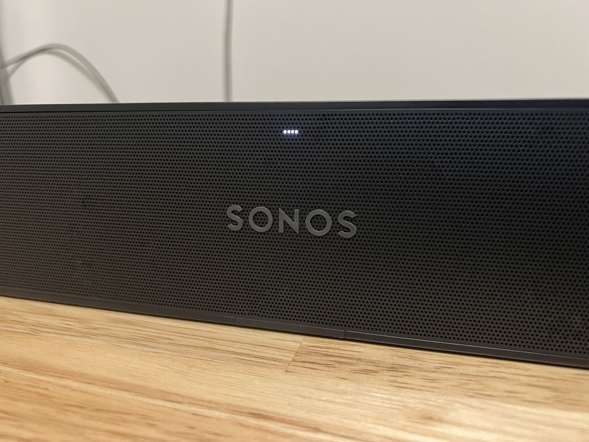 sonos-ray-review:-a-tiny-soundbar-that-brightens-a-room