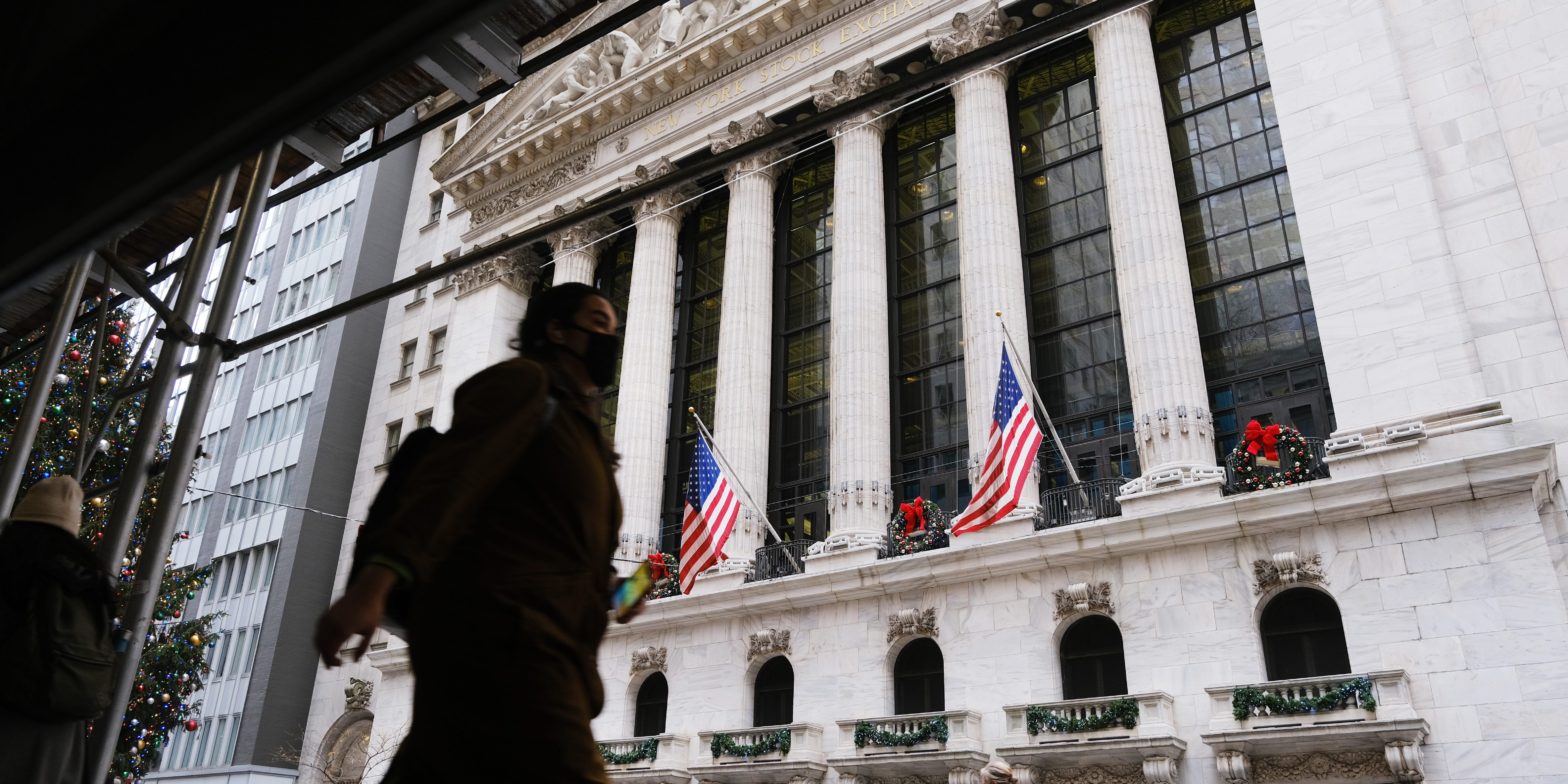 us-futures-rebound-after-dow-plunges-below-30,000-as-central-banks-spark-recession-fears