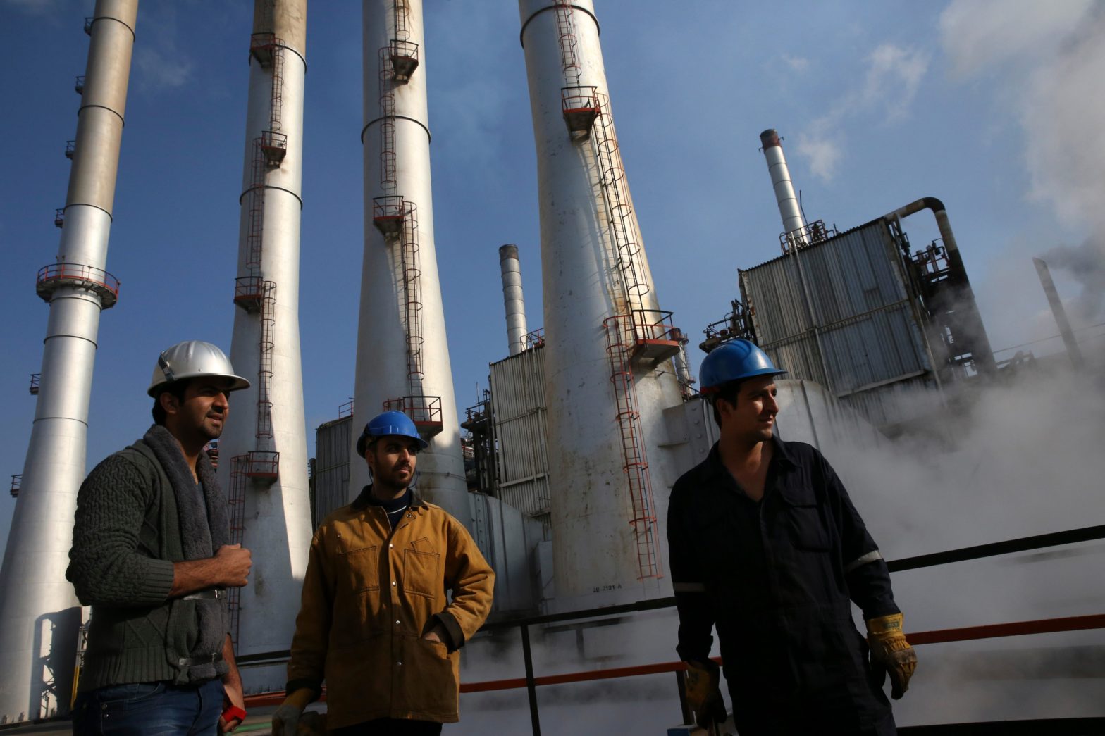 iran-is-cutting-its-oil-prices-to-compete-with-cheap-russian-crude-for-chinese-buyers:-report