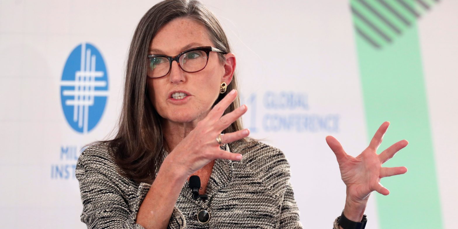 cathie-wood-says-the-fed-will-cut-rates-in-2023-as-a-number-of-signals-point-to-a-‘very-weak’-economy