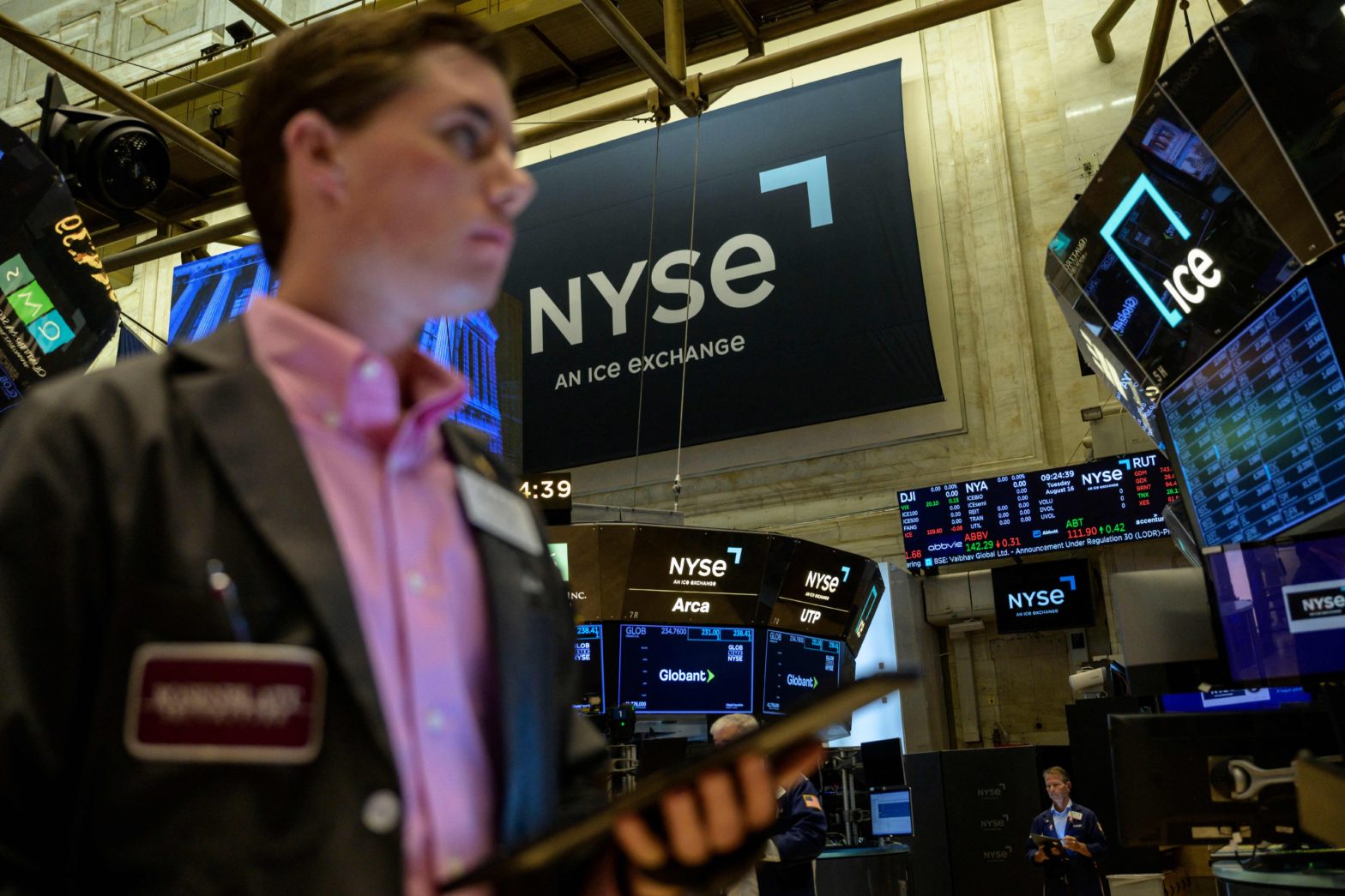 stocks-could-fall-by-up-to-10%-in-the-short-term-and-the-big-question-facing-investors-in-2023-is-how-bad-earnings-will-be,-says-jpmorgan-strategist