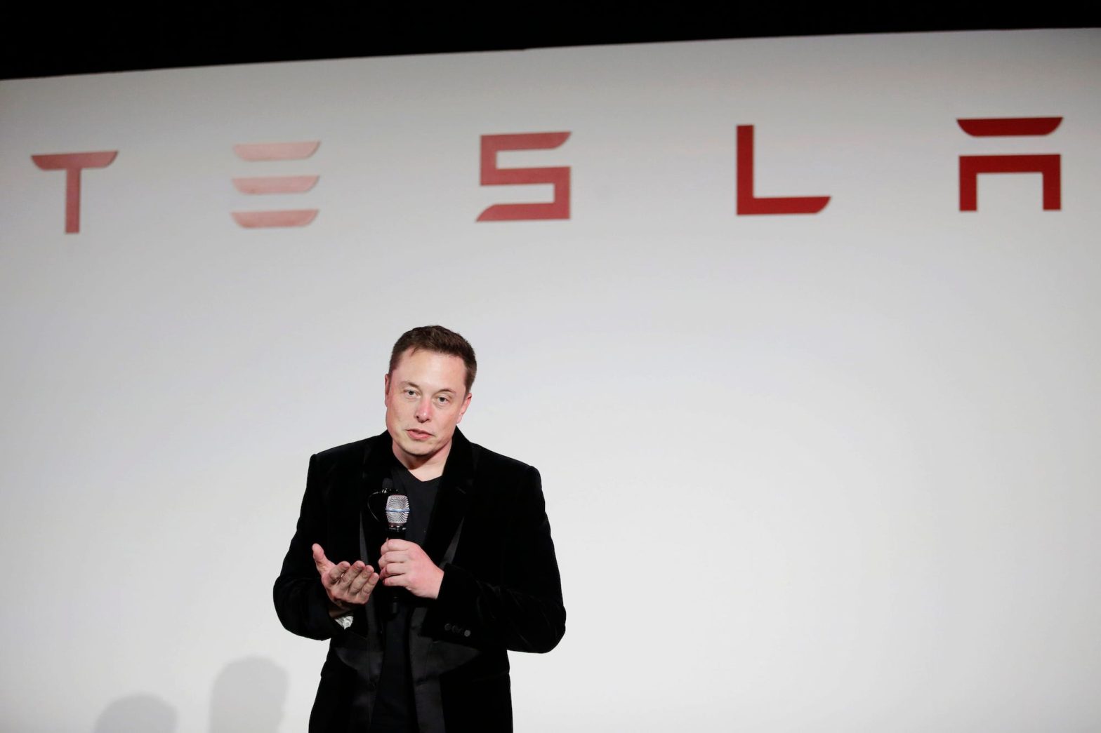 tesla-shares-rise-almost-5%-as-a-twitter-poll-shows-people-want-elon-musk-to-step-down-as-the-platform’s-ceo