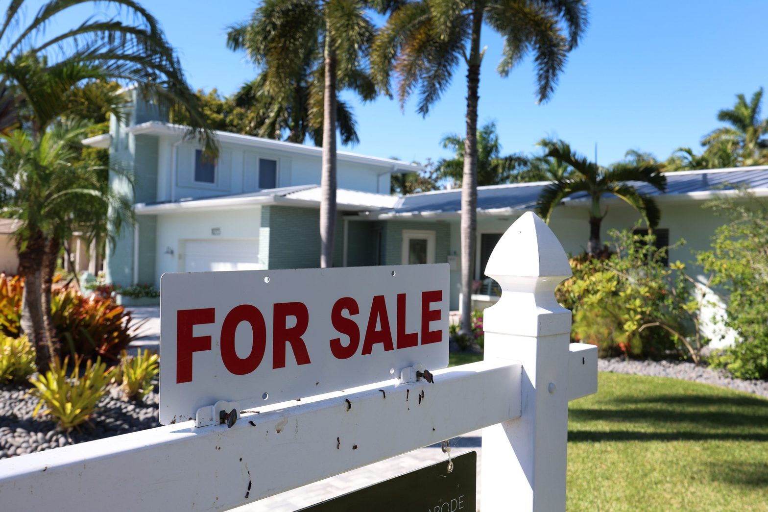 us-home-prices-are-heading-for-a-further-drop-this-year-even-though-mortgages-are-getting-cheaper,-a-housing-market-expert-says