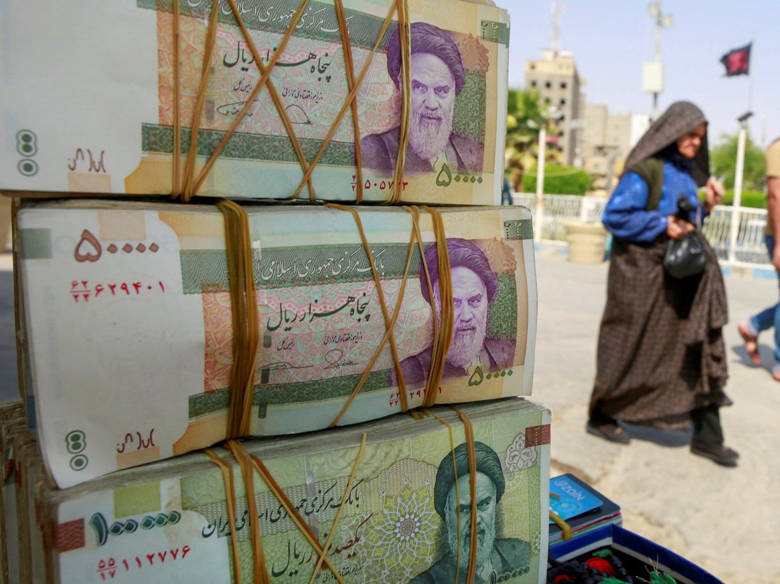 iran-rations-euros-as-fights-break-out-at-foreign-exchange-offices-amid-rial’s-plunge-to-record-lows