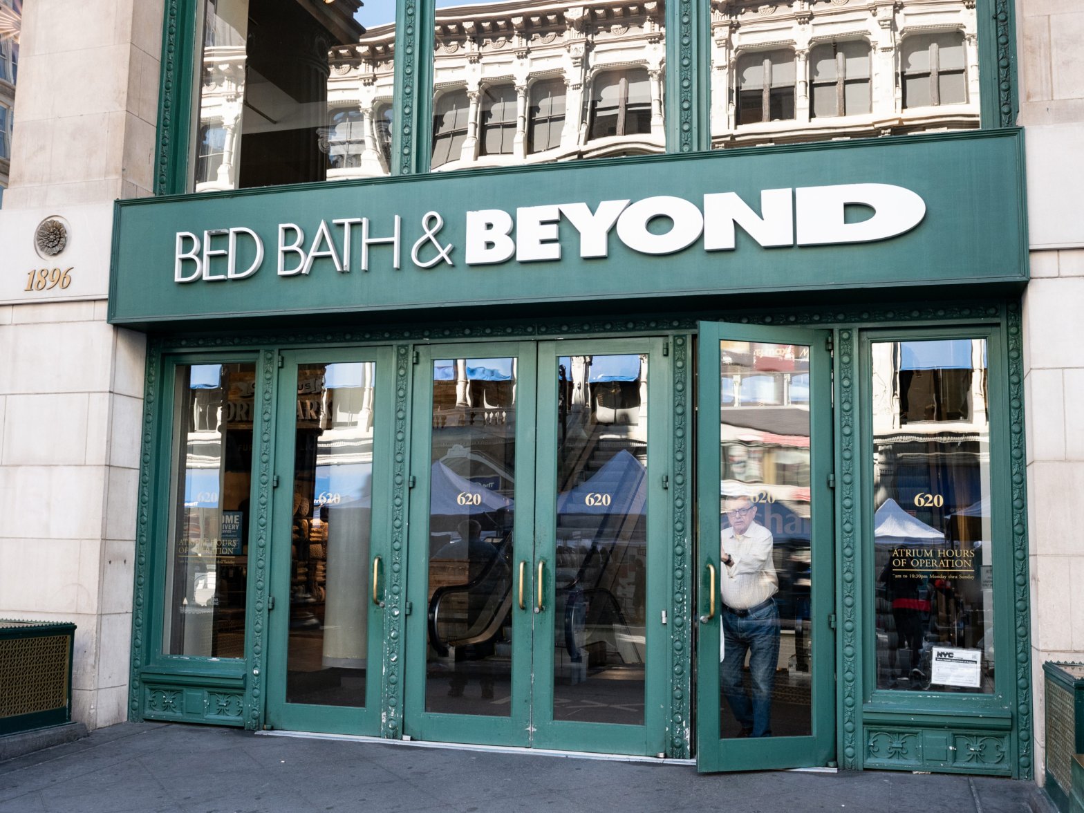 bed-bath-&-beyond’s-stock-has-crashed-to-earth-after-a-rollercoaster-ride-that-defied-gravity-here’s-a-timeline-of-its-chaotic-journey,-fueled-by-meme-stock-craze-and-mounting-debt.