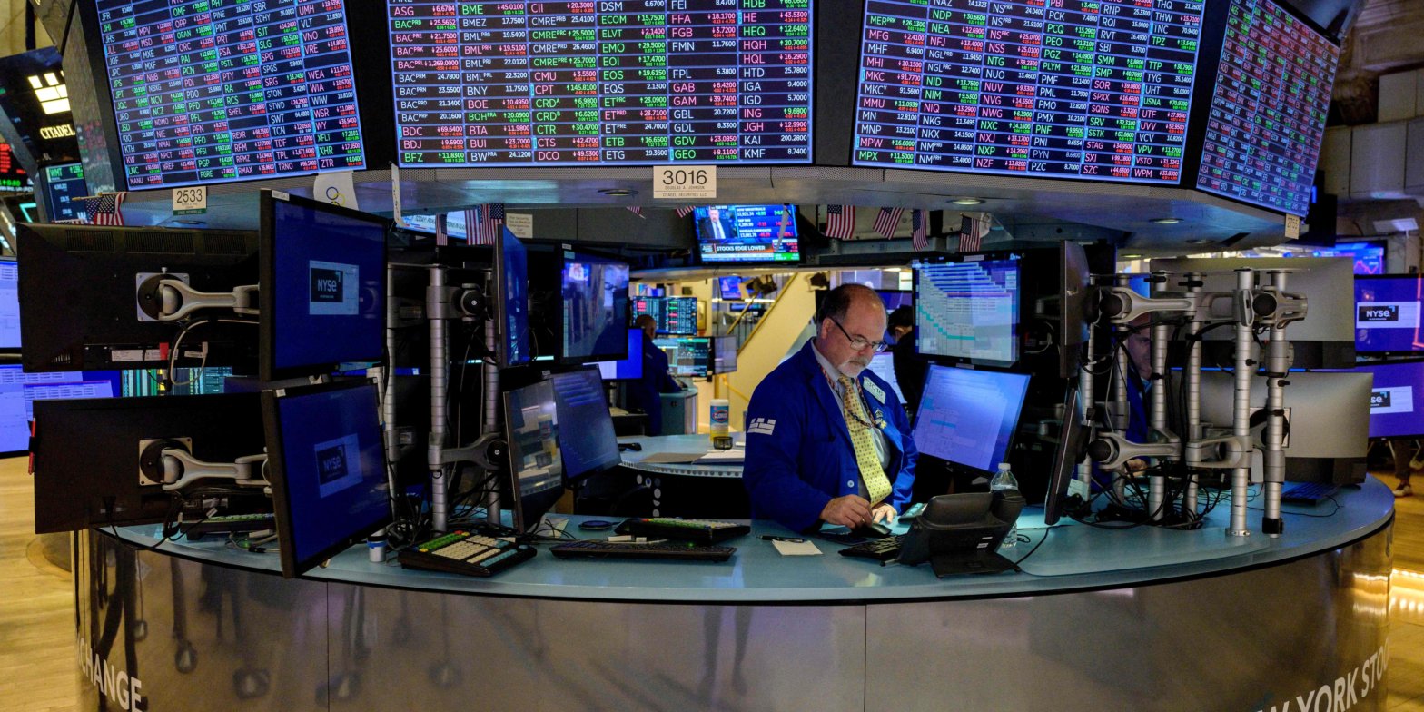 us-stocks-fall-as-moody’s-downgrades-drag-bank-shares-lower