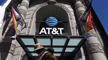 at&t,-verizon-dividends-look-safe,-analyst-says