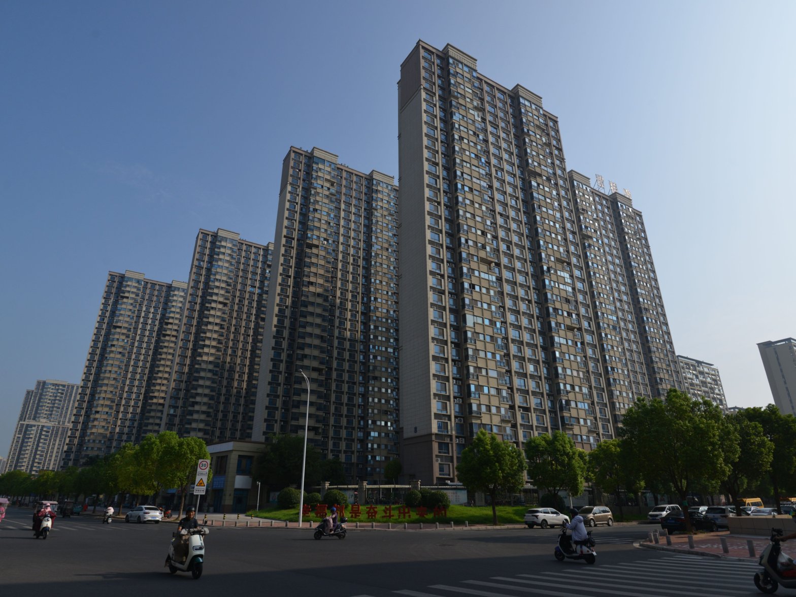 country-garden-just-dodged-a-default-but-china’s-property-debt-distress-continues